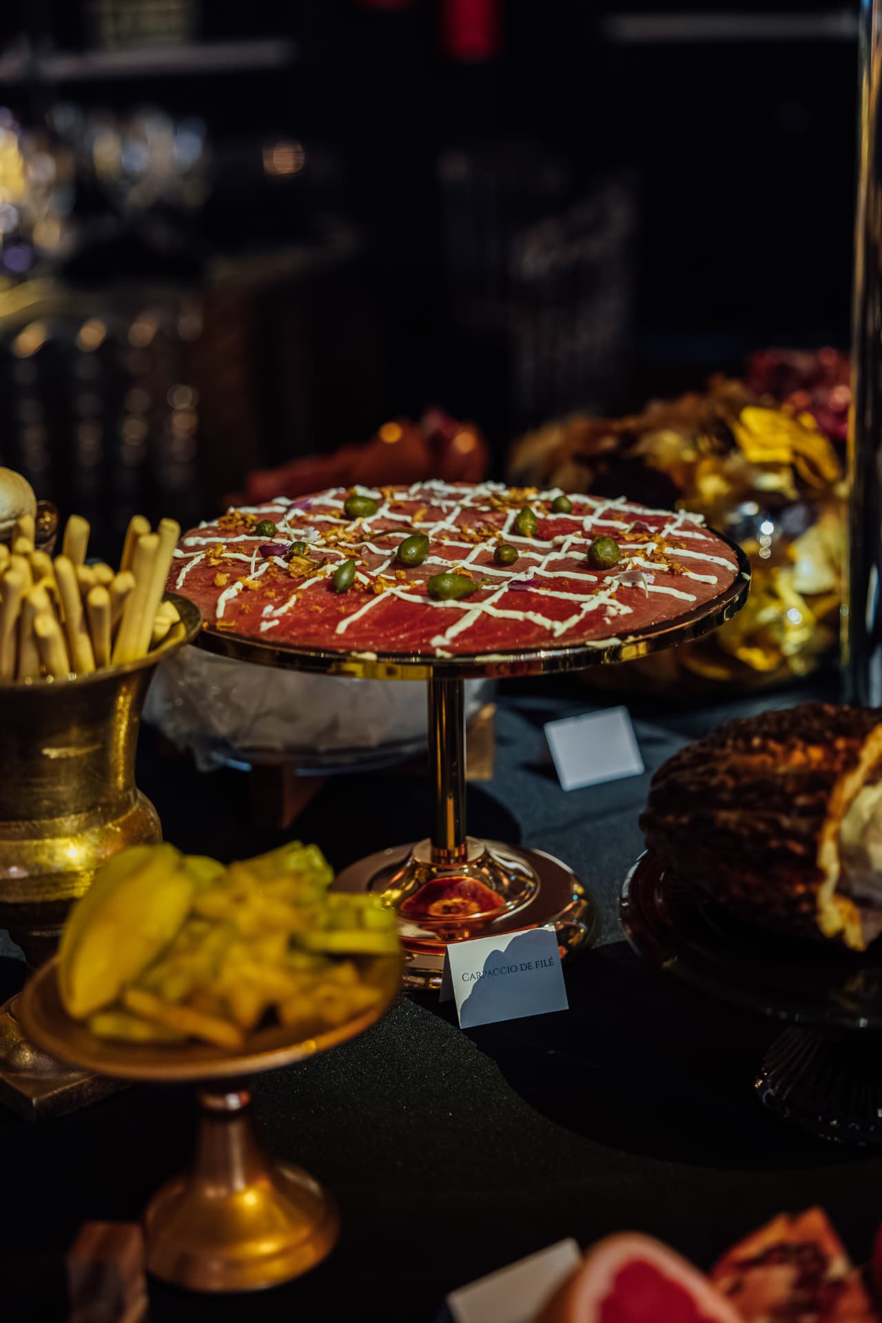 Mesa de antepastos com carpaccio de filé